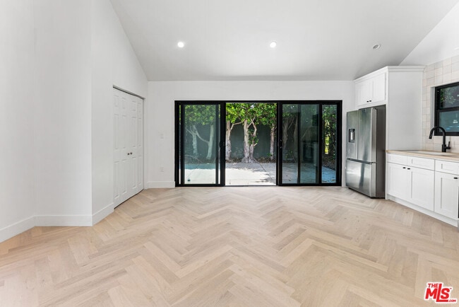 Building Photo - 8916 Ashcroft Ave