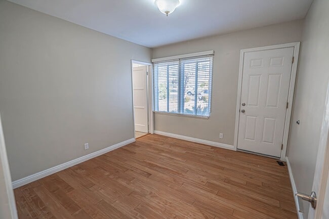 Building Photo - Charming 3-Bedroom Home for Rent in La Crescenta!