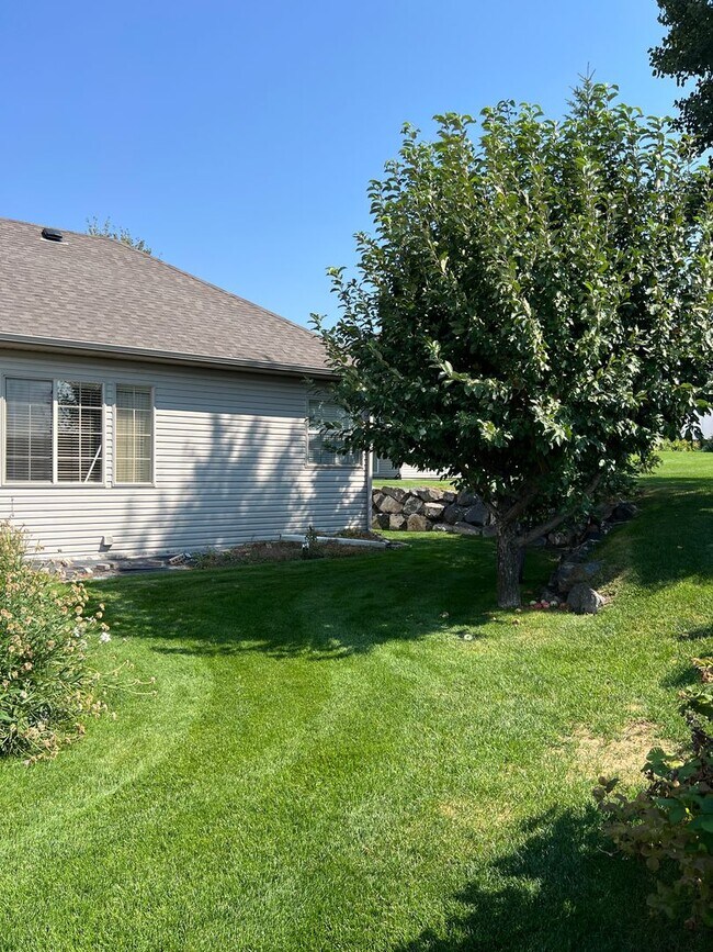 Building Photo - Stunning 5 bed 3.5 bath twin-home on the R...