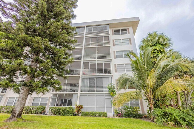 Building Photo - 2751 N Palm Aire Dr