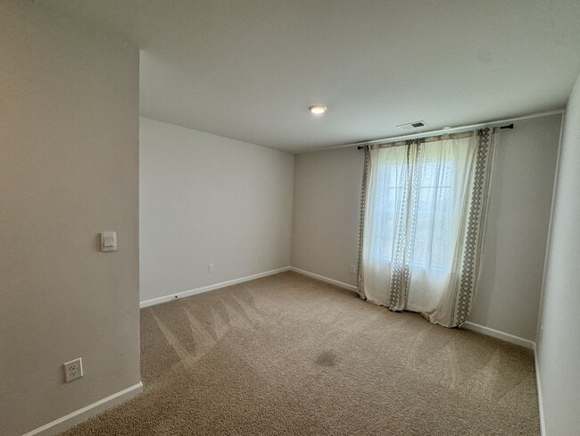Building Photo - ***** $200 OFF FIRST MONTH RENT *****