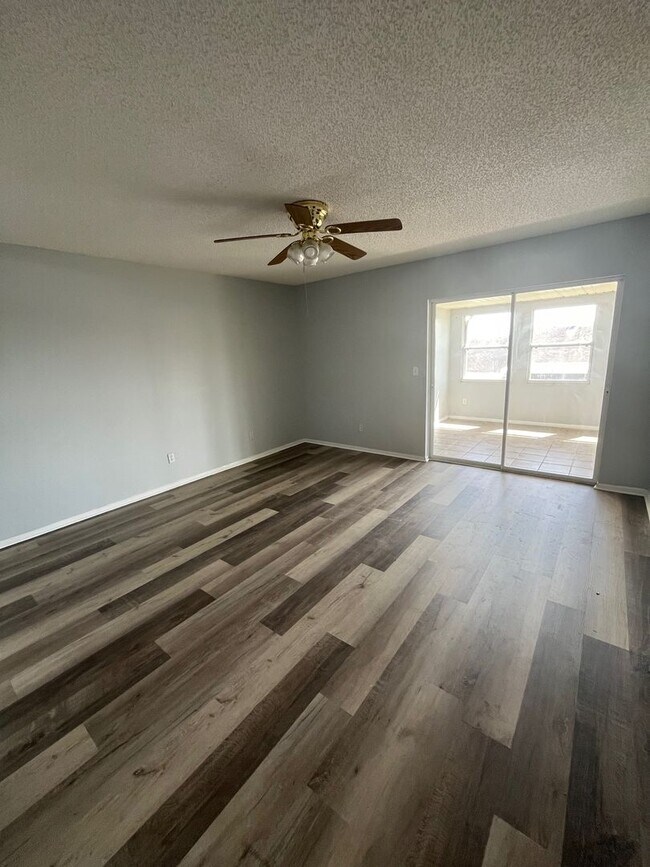 Building Photo - GORGEOUS 2BR/2BA Recently Remodeled Apartm...