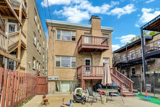 Building Photo - 5140 N Leavitt St
