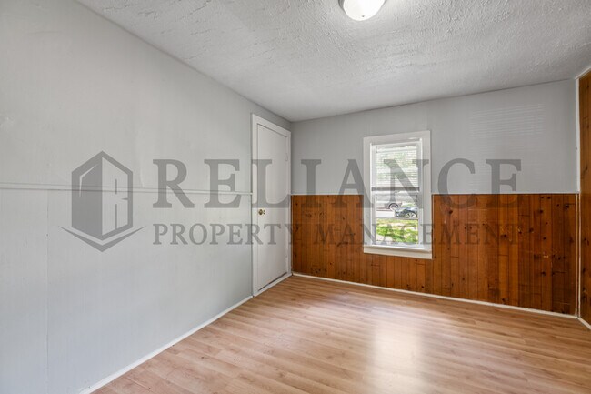 Building Photo - 415 E Vine St