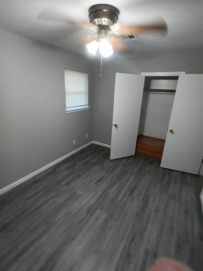 Building Photo - Wonderful Kitchen! New flooring!