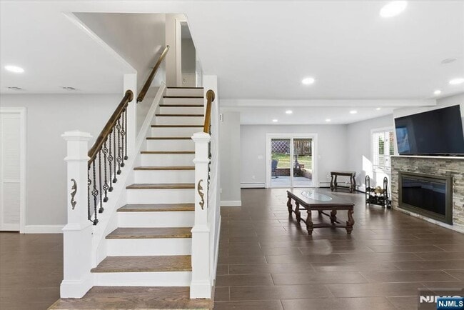 Building Photo - 473 Lincoln Dr