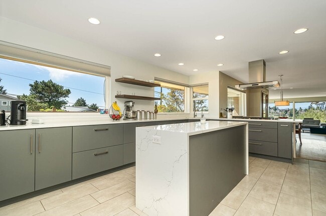 Building Photo - 3Bd/2.75Ba Seattle House