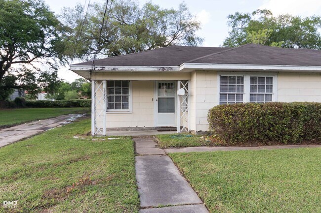 Building Photo - Broadway 2556-2558