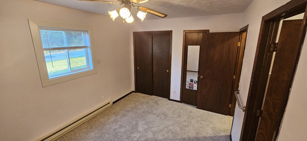 Building Photo - 2857 City View Dr