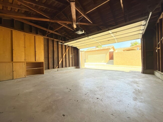Building Photo - 9845 Hayvenhurst Ave