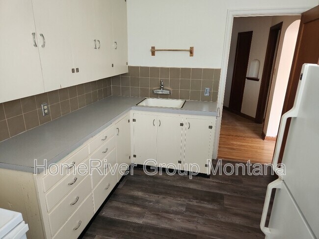 Building Photo - 336 S 5th St E