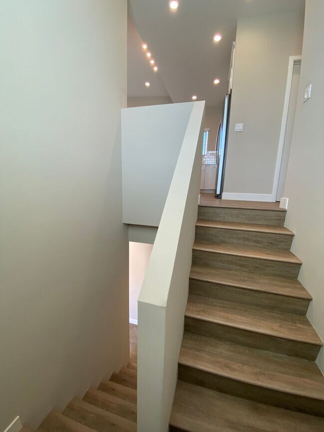 Building Photo - 4BD/2BA w Large Deck!