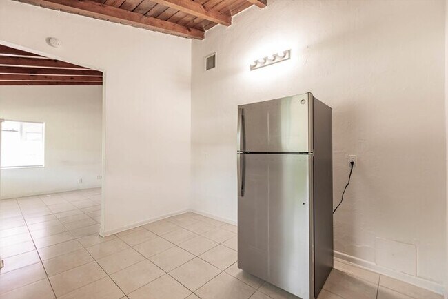 Building Photo - TWO BEDROOM CHARMER IN WEST PALM BEACH