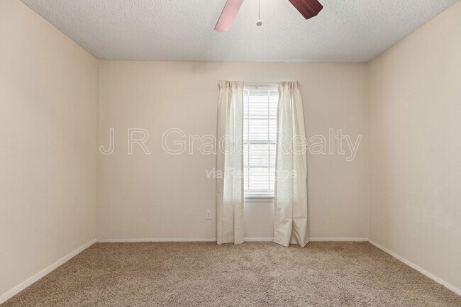 Building Photo - 429 Lindenwood Ln W