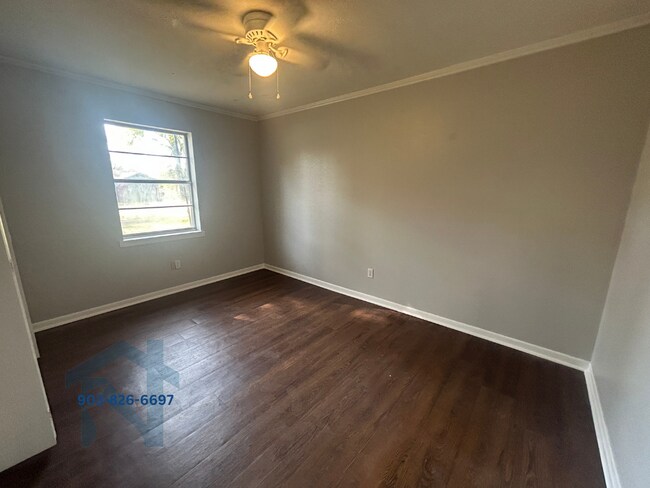 Building Photo - 1025 Crestview Dr S