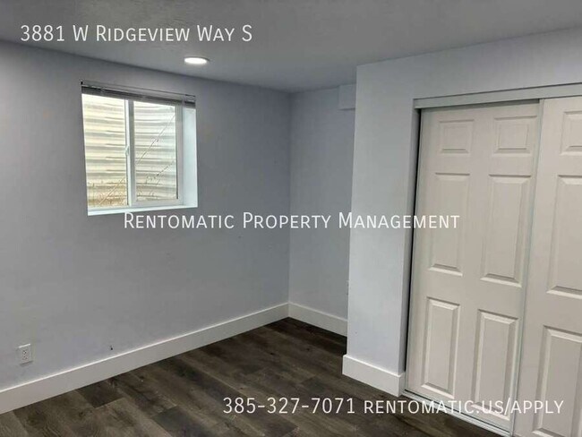 Building Photo - 3881 Ridgeview Way