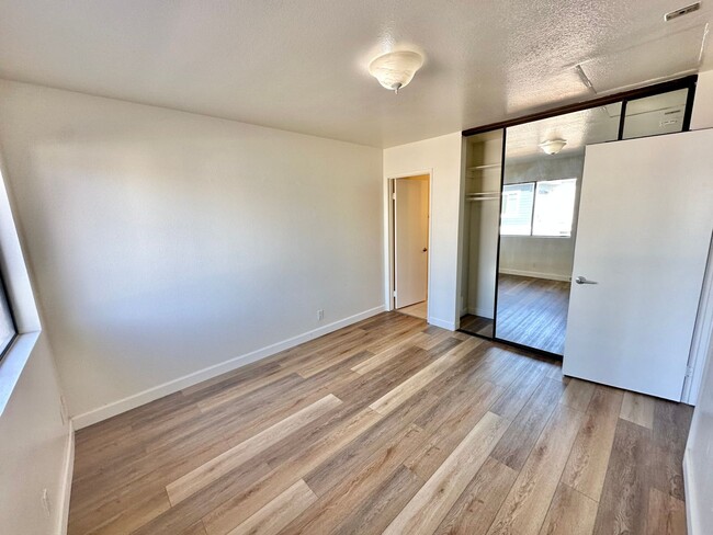 Building Photo - End unit condo with garage and additional ...