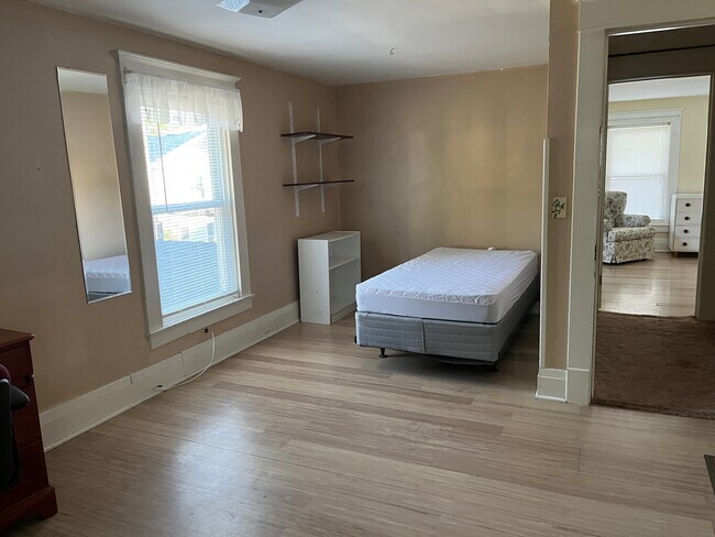 Large bedrooms - 19 Ward Plz