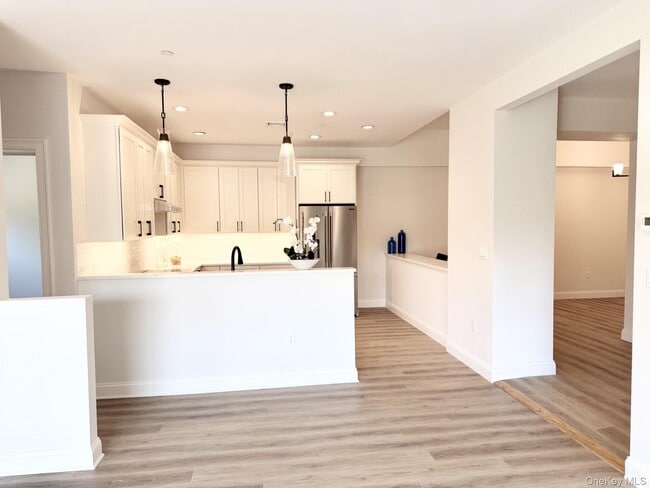 Building Photo - 905 Oakridge Cmns