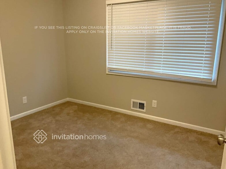 Building Photo - 3034 Woodrow Manor