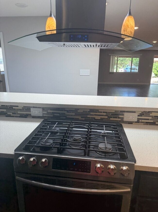 Building Photo - *******MOVE IN SPECIAL, $500.00 of first m...