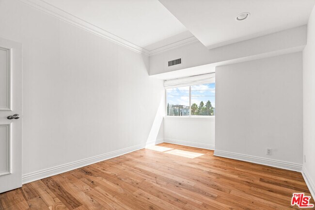 Building Photo - 1155 N La Cienega Blvd