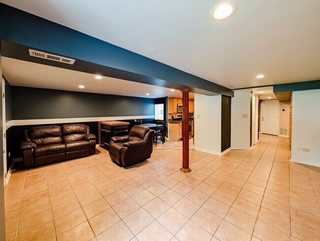 Building Photo - 1 bed 1 bed unit in South Old Irving Park