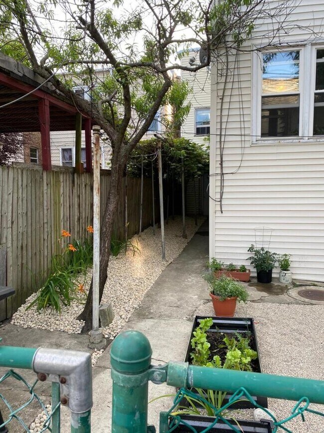 Building Photo - 2257 N Springfield Ave