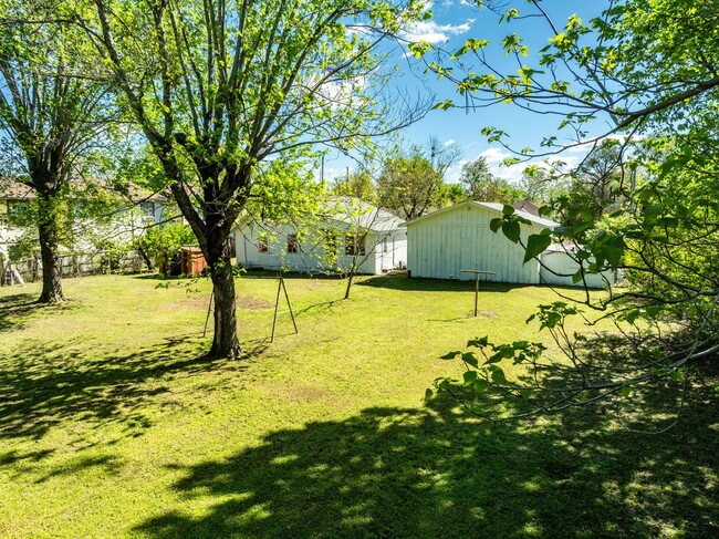 Building Photo - Freshly Updated 3 Bedroom Home