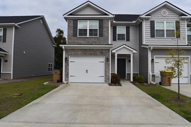 Building Photo - 3 Bed/2.5 Bath Townhome in Richmond Hill