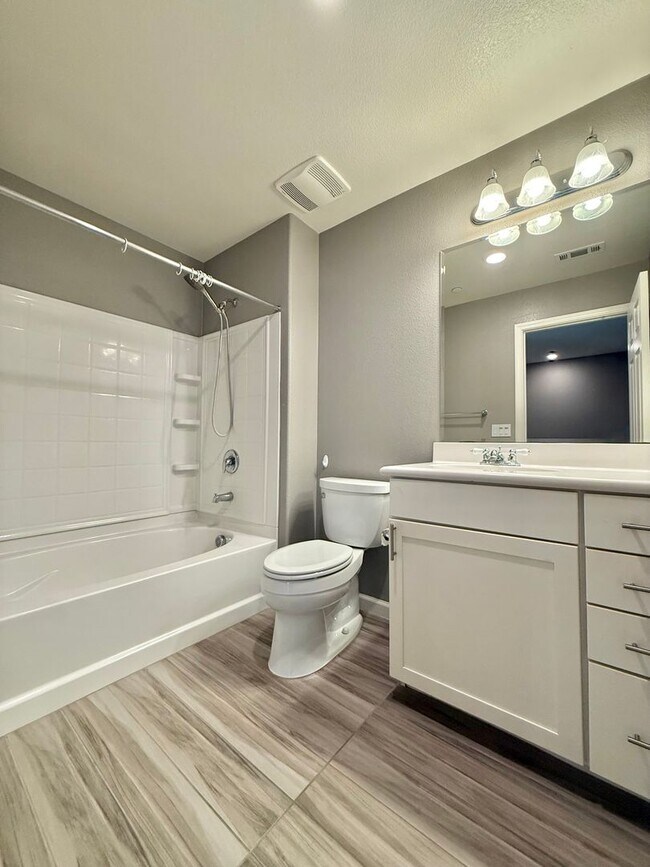 Building Photo - Beautiful 4 Bedroom, 3.5 Bathroom Home in Desirable Communication Hills