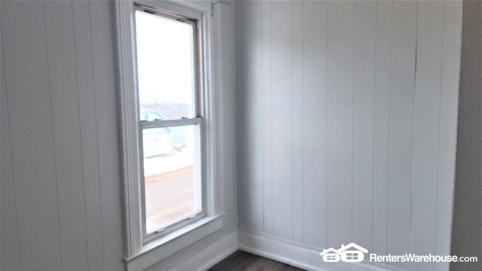 Building Photo - 408 3rd St E