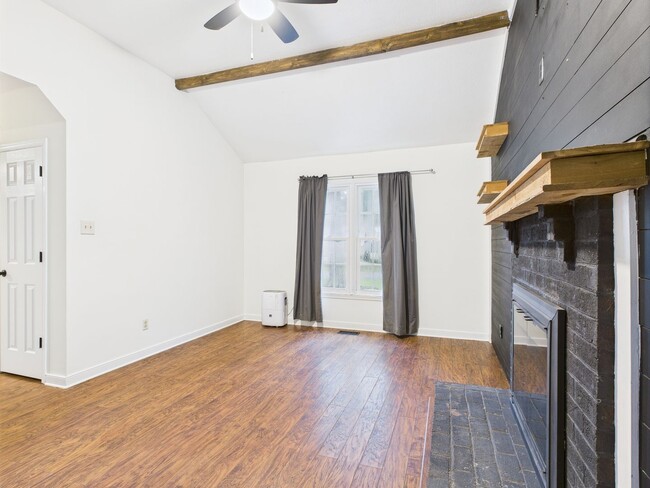 Building Photo - 8621 Sunset Knoll Rd