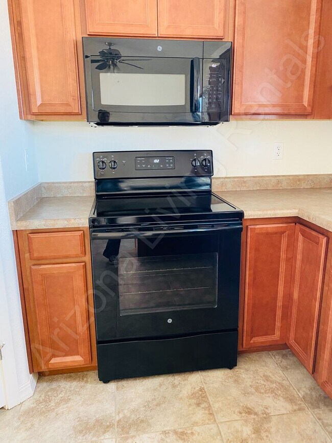 Building Photo - BEAUTIFUL 3 BEDROOM 2 CAR GARAGE HOME