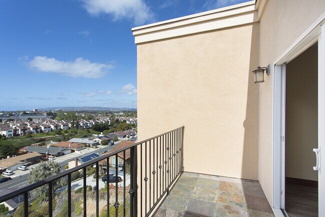 Building Photo - Gorgeous 2 Bed/2 Bath in Point Loma - Views, W/D in Unit, Pets OK
