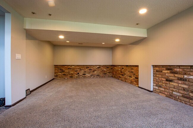 Building Photo - SPACIOUS 3 Bedroom / 2.5 Bath off 120th an...
