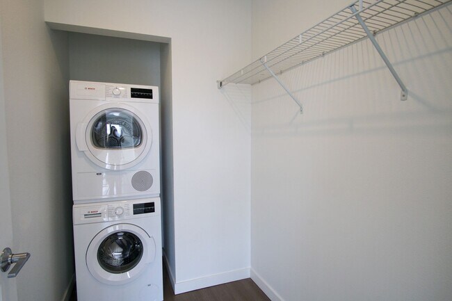 Building Photo - Fabulous Top Floor Sellwood 1-Bedroom with Condo-Grade Finishes!