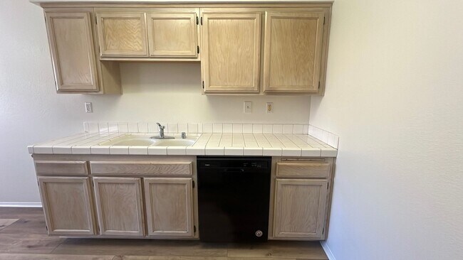 Building Photo - West Lancaster Townhouse in gated communit...