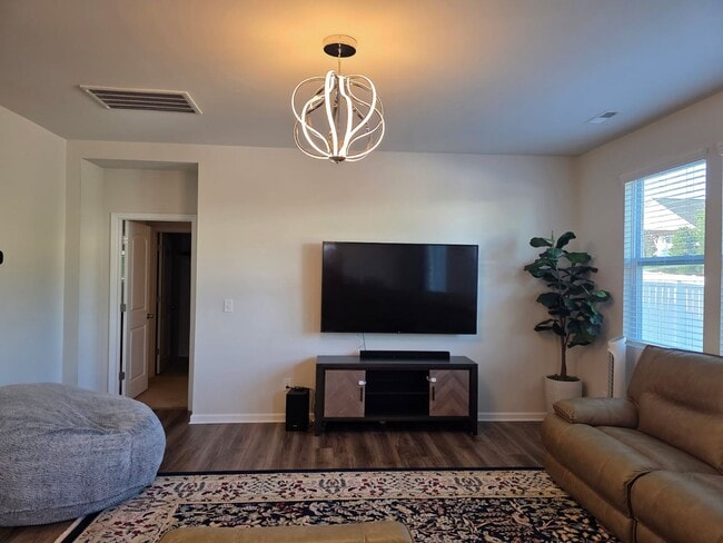 Building Photo - Huge 5 Bedroom / 4.5 Bathroom North Charlotte