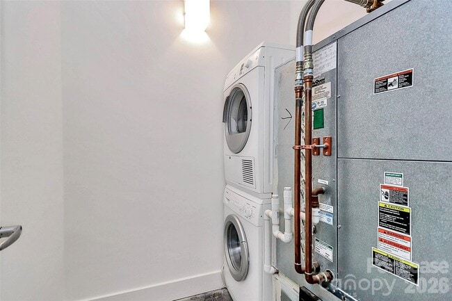 Building Photo - 215 N Pine St