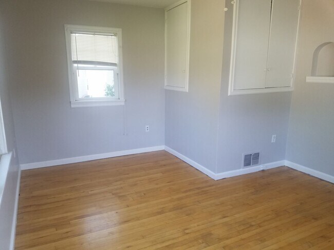 Building Photo - Charming Main level apartment