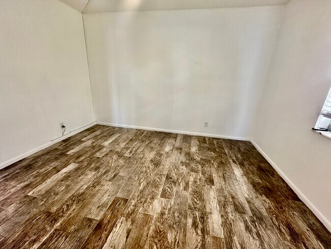 Building Photo - 900 NE 18th Ave