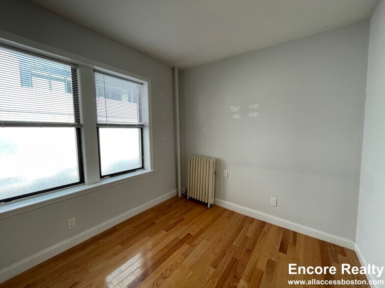 Building Photo - 108 Peterborough St