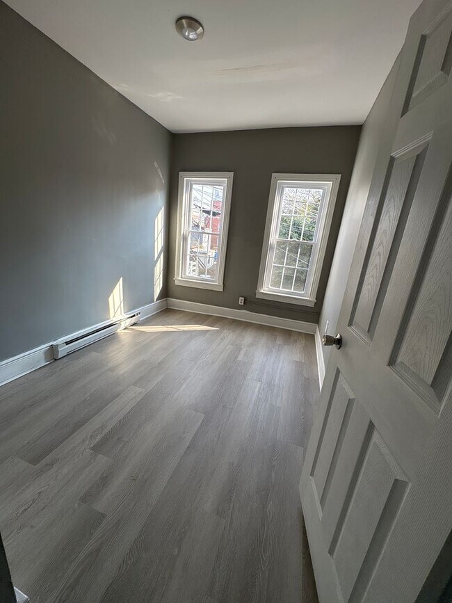 Building Photo - 2-3 Bedroom 1 Bath House-York City SD