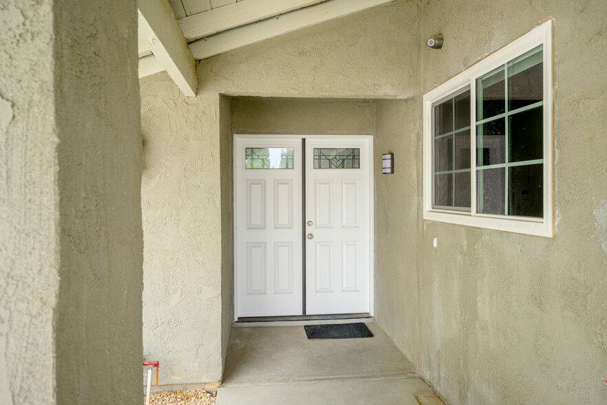 Building Photo - 16132 Chatsworth St