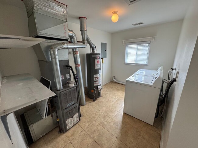 Building Photo - 3 bedroom 1 bathroom ranch with fenced bac...
