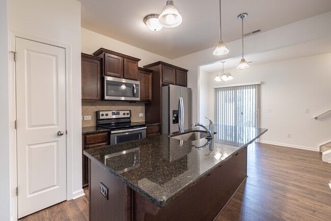 Building Photo - 2BD Townhome minutes from Downtown Pineville & I485