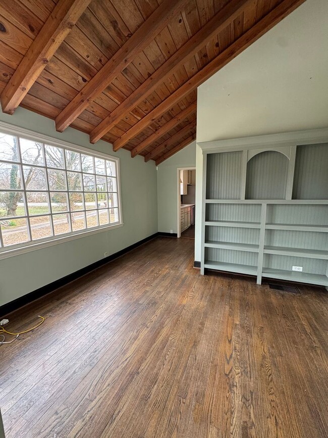 Building Photo - 2912 Woodlawn Dr