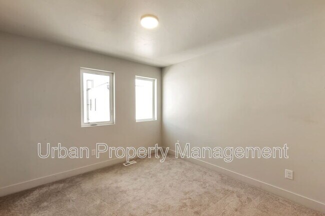 Building Photo - 1590 S 900 W