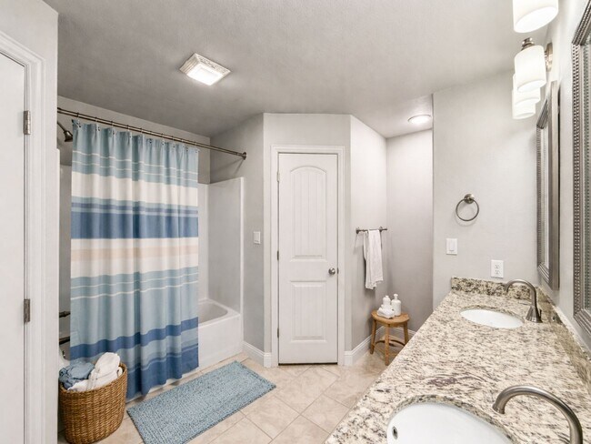 Building Photo - Beautiful and Nearly New 4BR 2BA Home w/ Stylish Finishes + Car Garage in Sherman